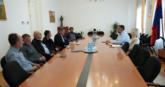 Župan Golubić na sastanku s novim vodstvom Klastera vinara: Razgovarali o promociji vinarske tradicije i suzbijanju zlatne žutice