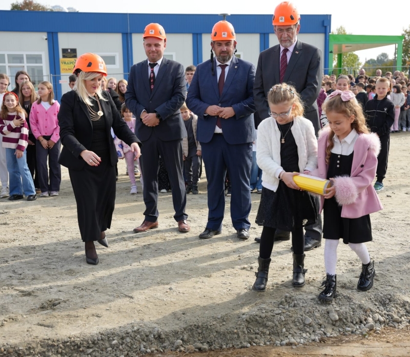 Veliki dan za Koprivnički Ivanec: Položena vremenska kapsula i započela izgradnja nove škole, sportske dvorane i igrališta
