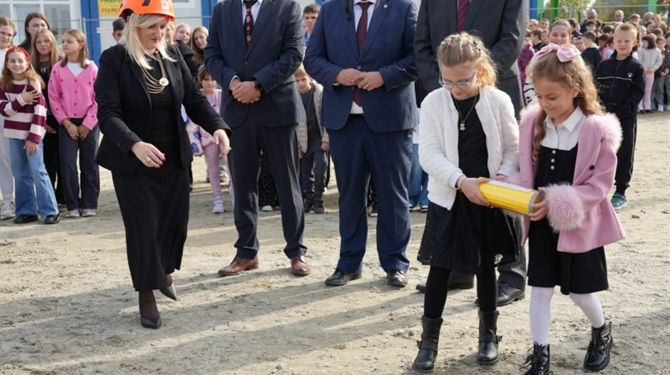 Veliki dan za Koprivnički Ivanec: Položena vremenska kapsula i započela izgradnja nove škole, sportske dvorane i igrališta