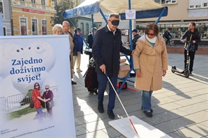 „U tuđim cipelama“ u Čakovcu: Župan Posavec podržao Udrugu slijepih u obilježavanju 75 godina djelovanja