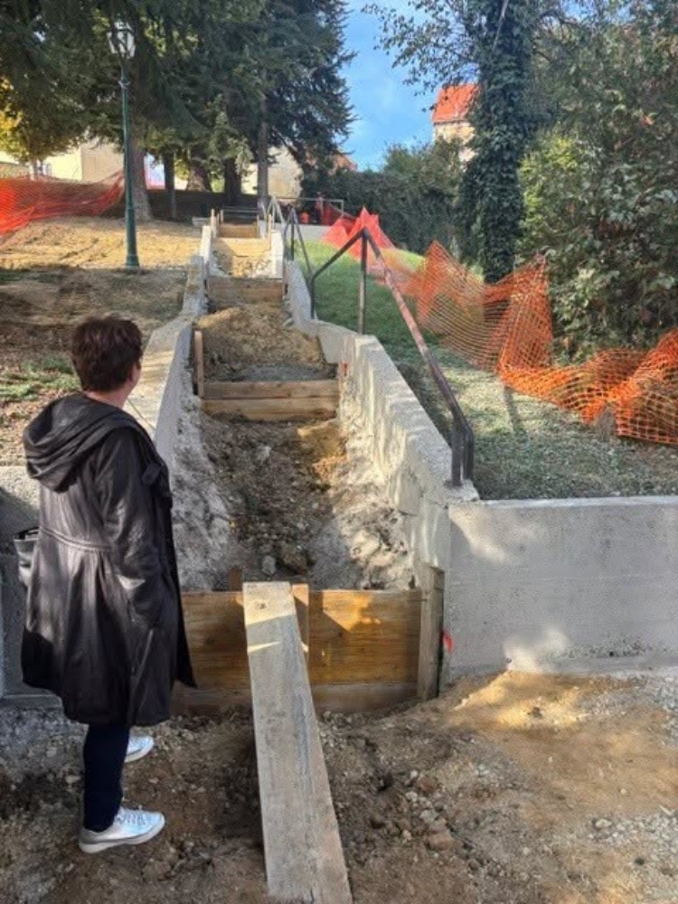 Obnavlja se vanjsko stubište u Perivoju Marije Ružičke Strozzi, radove vrijedne 146 tisuća eura obišla gradonačelnica Ratković
