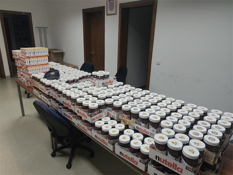 Nećete vjerovati što su carinici pronašli u kamionu: uz 42 lanca za motorne pile prevozio i 400 staklenki omiljenog namaza