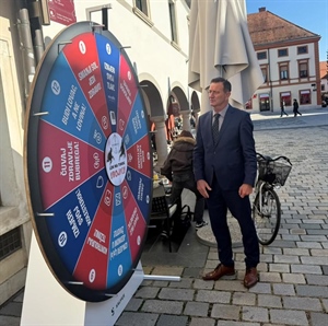 Javno zdravstvena akcija u Varaždinu: Postavljena i instalacija Kolo sreće „Lov na tihog ubojicu”, građani će se moći upoznati s čimbenicima povišenog krvnog tlaka i kolesterola