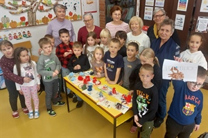 Udruga žena „Naši cajti” povezala generacije kreativnom radionicom u topličkoj osnovnoj školi