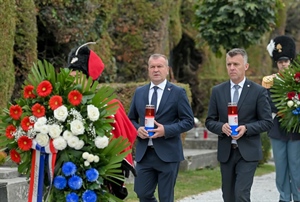Uoči Svih svetih položeni zajednički vijenci Grada i Županije za preminule građane i žrtve Domovinskog rata
