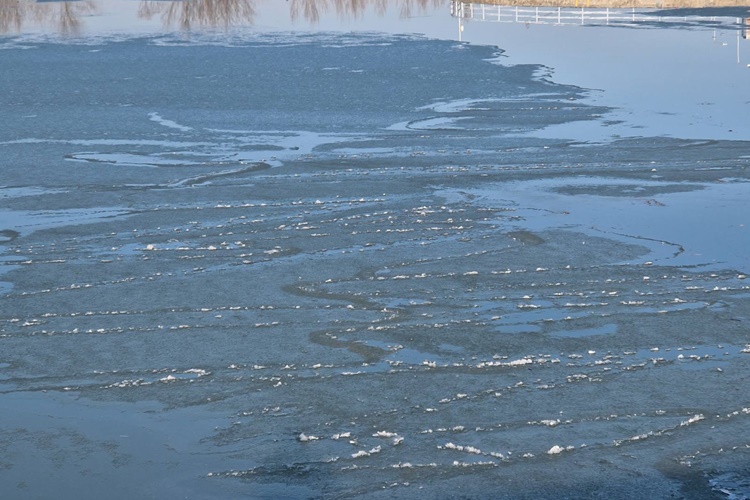 FOTO Stigla je prava zima: Varaždinsko jezero okovano ledom