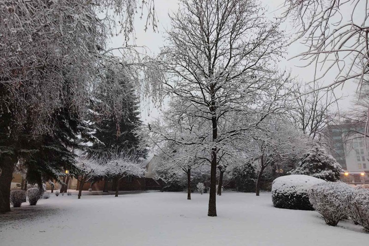 FOTO Nakon jučerašnje južine, jutros nas je dočekao snježni pokrivač i temperature ispod nule