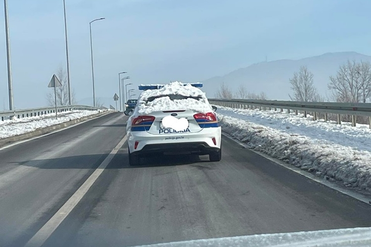 Građani bijesni jer se policija vozi sa neočišćenim vozilom, a oni za takve stvari plaćaju kazne!!!!