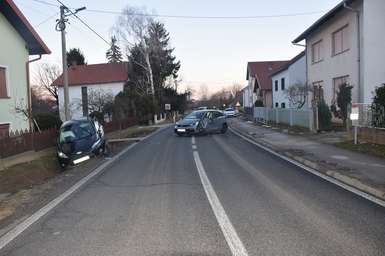 U zavoju autom prešao na suprotnu stranu i izazvao sudar: 40-godišnja vozačica udarila u ogradu i završila u odvodnom kanalu