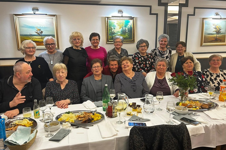 Upoznajte bedekovačke Našenina vezilje! Među čuvaricama tradicije je i jedan pravi muž, njemački Zagorac!