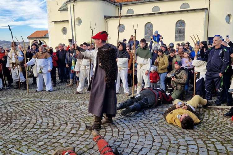 BUNA TRAJEEE Uoči „bitke nad bitkama” upriličeno Puntanje kmetov, Gubec poručio: Kmeti su rekli da im je dost' i da taj jarem više nemreju trpeti!