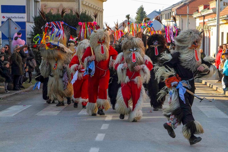 Na ulicama Ivanca pjevalo i plesalo 400-tinjak maškara iz Hrvatske i Slovenije