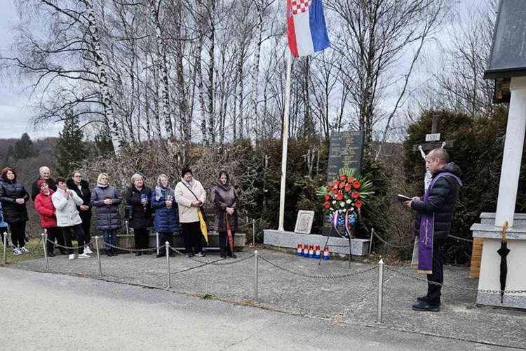 U Novom Marofu polaganjem vijenaca i svijeća prisjetili se petorice mladića pogubljenih u zaselku Matušini