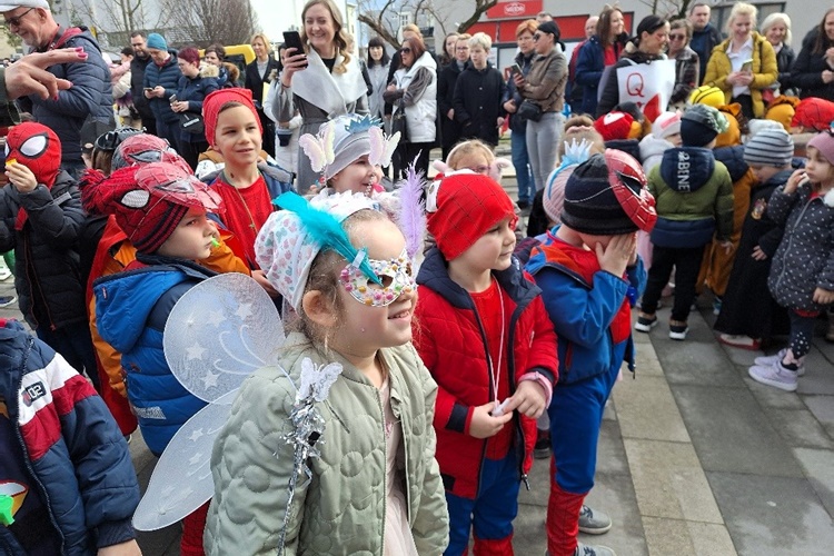 FOTO Šareno društvo maskirano u omiljene likove prošetalo ivanečkim ulicama