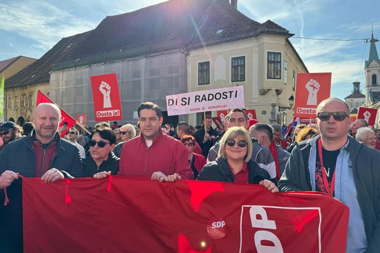 SJEVER NE ZABORAVLJA – DOSTA JE! Župan Kolar na prosvjedu sa zamjenicom Petek i brojnim SDP-ovim gradonačelnicima i načelnicama!