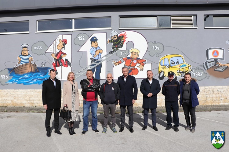 U Koprivnici oslikan mural s brojevima žurnih službi sustava civilne zaštite, razgledao ga i župan Koren