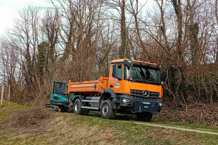 U Ivancu počelo čišćenje odvodnih jaraka i izrada pokosa uz gradske nerazvrstane ceste