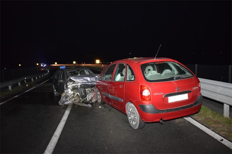 U zavoju na mokroj cesti 19-godišnji vozač udario u zaštitnu ogradu, a potom i u automobil koji je dolazio iz suprotno smjera