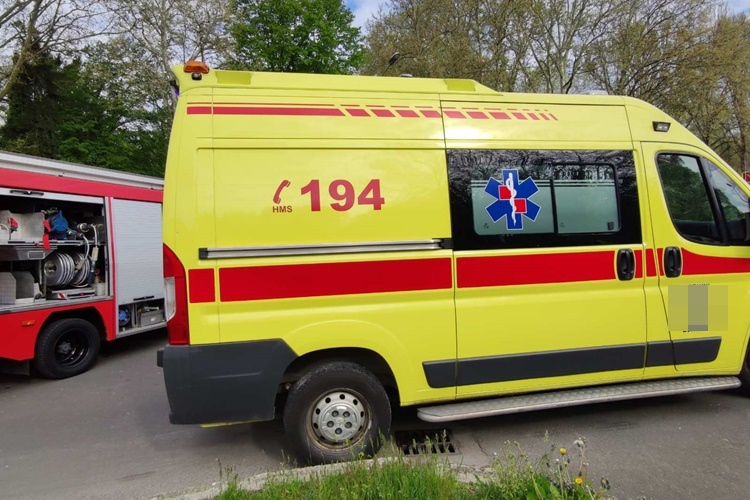 IZBJEGNUTA TRAGEDIJA Kod Čazme sa ceste sletio autobus pun djece