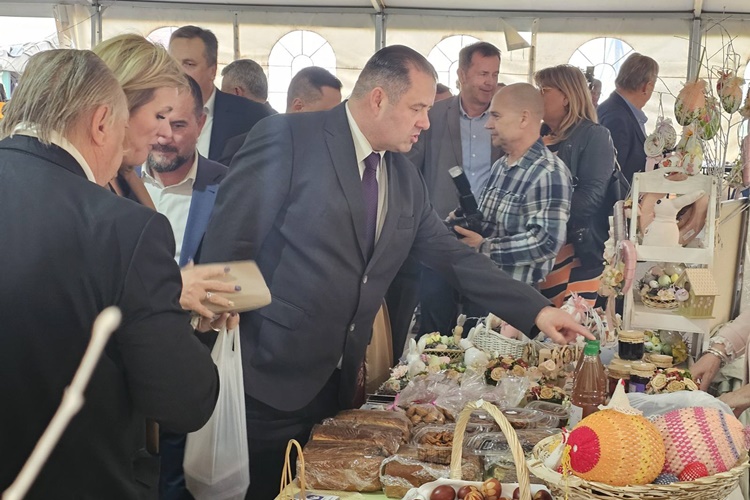 ODRŽAN USKRSNI SAJAM U DUBRAVICI: Najbolju kuhanu šunku ima Željka Štritof, a najbolju sušenu OPG Šamec