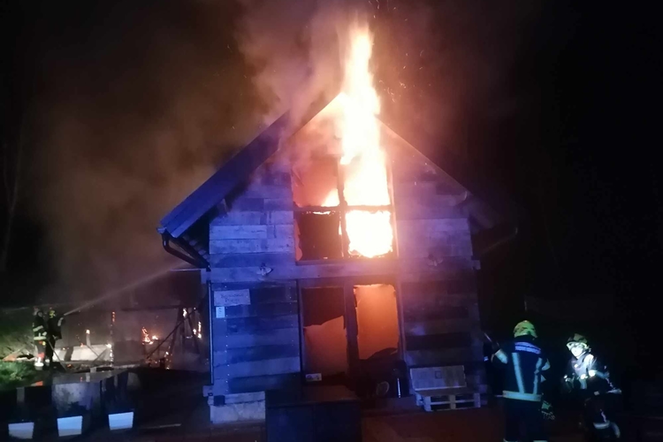 Kod Novog Marofa izgorjela popularna kuća za odmor, požar je navodno podmenut