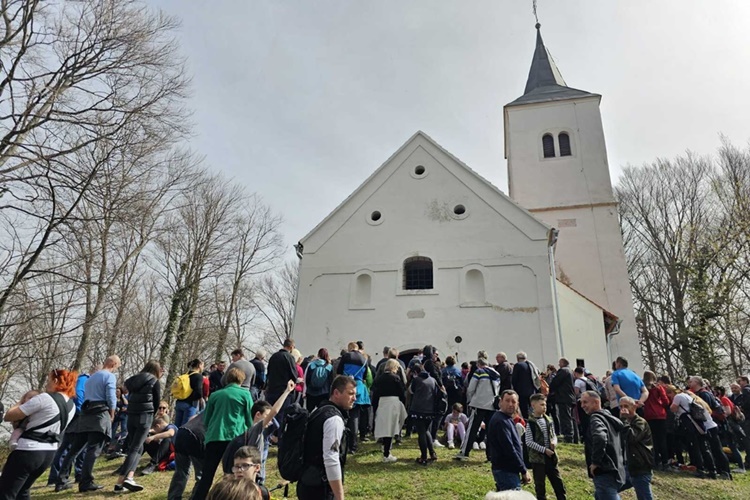 Vjernici i izletnici i ove su se godine na Uskrsni ponedjeljak okupili na Ravnoj gori, domaćini pripremili uskrsni grah