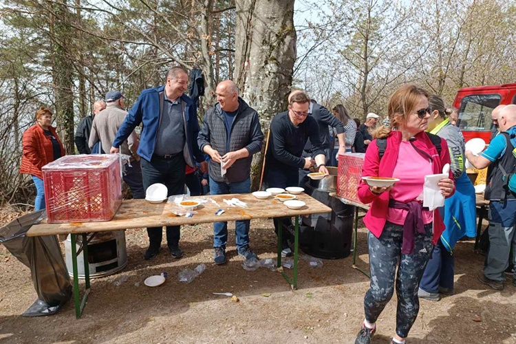 Lepoglava: nastavljena tradicija druženja na Uskrsni ponedjeljak – brojni izletnici uživali u lijepom vremenu i uskrsnom grahu