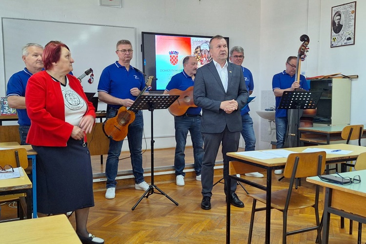 Za nastavnike povijesti u srednjim školama održan prigodni skup na temu Domovinskog rata, pozdravio ih i župan Stričak