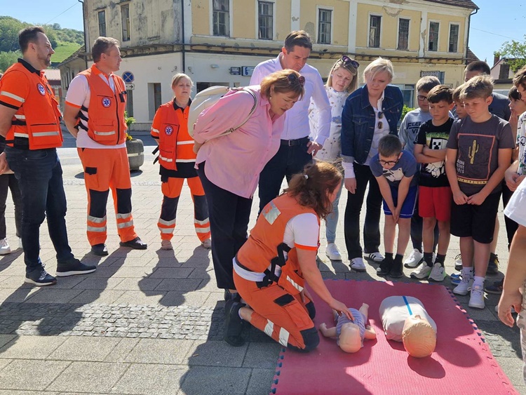 U Pregradi obilježen Dan hitne medicine: Hitnjaci građane upoznali s opremom i postupcima prve pomoći