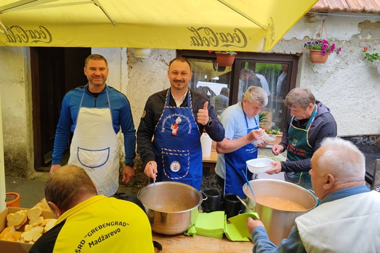 Brojni građani okupili se na tradicionalnoj proslavi Praznika rada na Grebengradu, prvi put organizirano druženje i u Sportskom parku u Novom Marofu