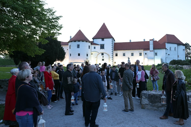 I ove godine šetnja pod fenjerima bedemima varaždinskog Starog grada - ne propustite Noć na bašči