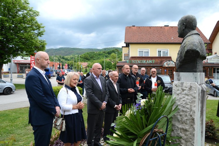 Povodom VRO Bljesak ispred spomenika Rudolfu Perešinu zapaljene svijeće, održana i promocija knjige“ Tragovi na modrom nebu“, autora Ivana Mustača