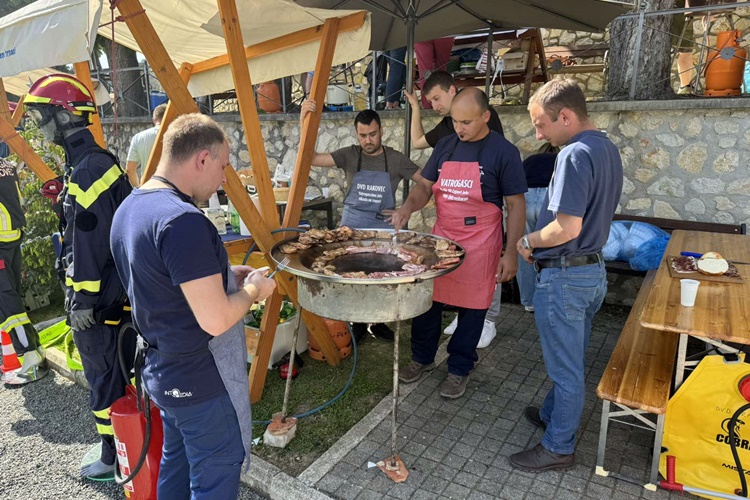 FOTO Počelo "Dobro je, klanječko je", miris kotlovine širi se Klanjcem