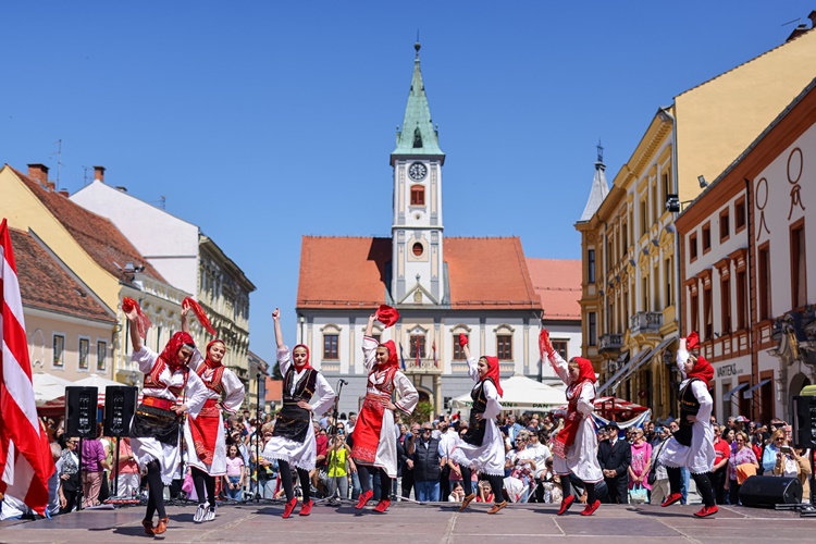 Varaždin je u subotu bio centar kulturne raznolikosti, druženja i veselja - predstavile se manjine, pridružili im se Nepalci i Ukrajinci!