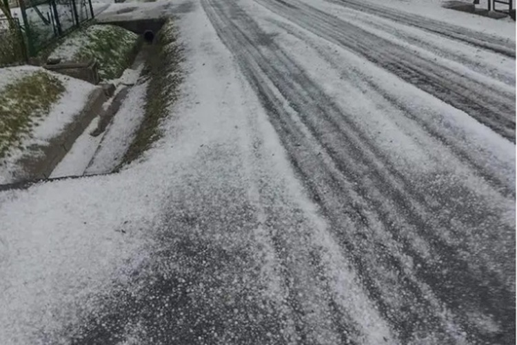 Dvor pogodilo jako nevrijeme: Padala je tuča veličine oraha, trgalo je krovove, nevrijeme moguće i danas