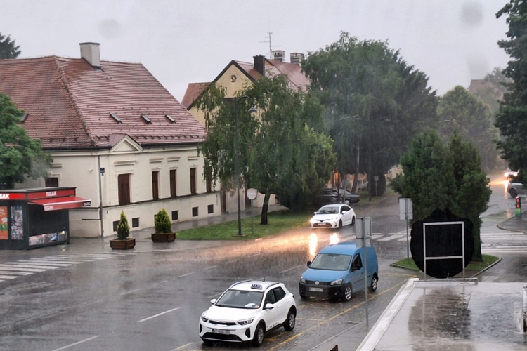 Olujno vrijeme stiglo i na sjever Hrvatske! U Varaždinu jaka kiša popraćena grmljavinom