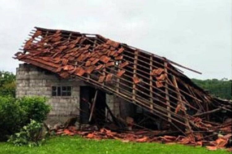 Snažno nevrijeme na ludbreškom području uzrokovalo velike štete - kuće ostale bez krovova, stablo palo na prugu