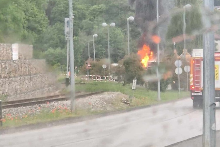 Na parkiralištu kod Hušnjakova izgorio autobus koji je djecu dovezao na izlet, na sreću nitko nije ozlijeđen