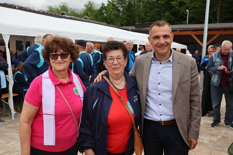 Tradicionalni sportski susret u Gornjem Mihaljevcu okupio oko 1000 umirovljenika, župan Posavec im poželio sportsku sreću