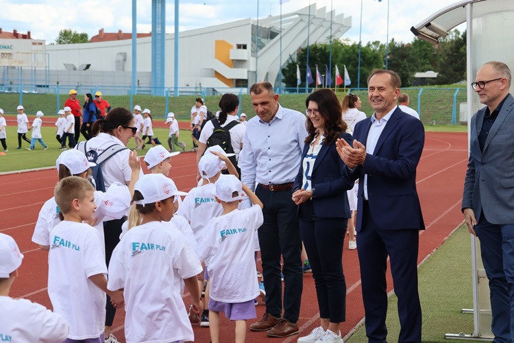 Olimpijski festival dječjih vrtića u Međimurju okupio 669 djece, otvorili ga župan Posavec i gradonačelnica Čakovca Cividini  