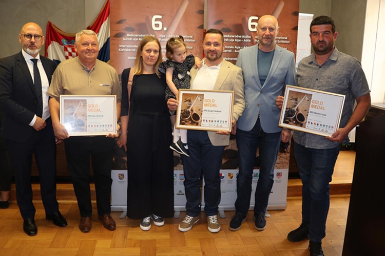 Na Međunarodnoj izložbi bučinog ulja u Varaždinu, najbolje ocijenjeno ulje dolazi iz Krapinsko-zagorske županije, osobno im čestitao i župan Kolar