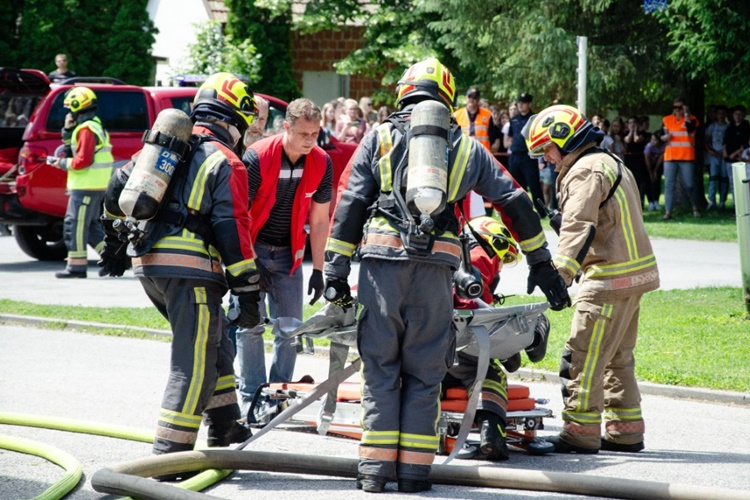 U pokaznoj vježbi žurnih službi grada Ludbrega sudjelovalo 50 ljudi – pokazali osposobljenost i spremnost u spašavanju iz objekta stradalog u potresu