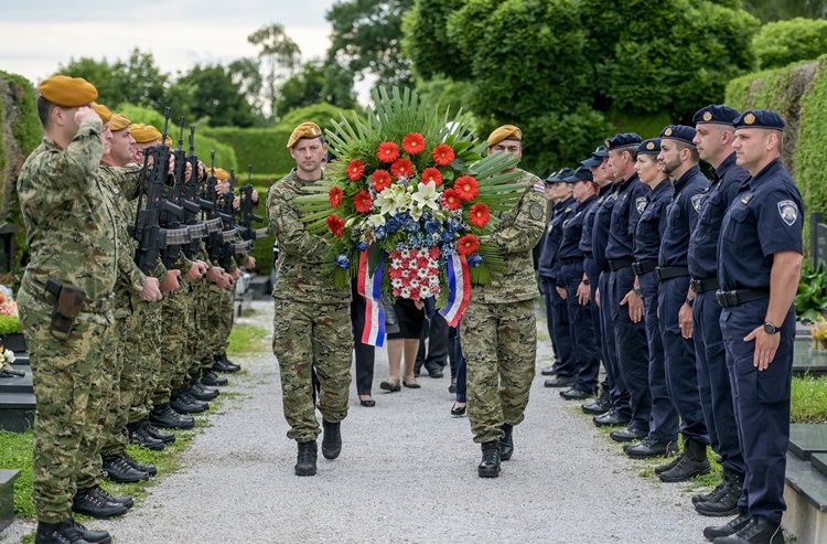 Uoči Dana državnosti na Gradskom groblju u Varaždinu odana počast poginulim hrvatskim braniteljima