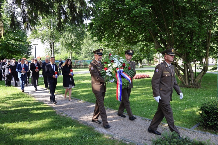 Župan Matija Posavec i gradonačelnica Ljerka Cividini položili vijenac i svečano obilježili Dan državnosti