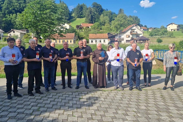 Paljenjem svijeća i izložbom slika u čast Žaljku Paviću - Kalcu u Đurmancu započelo obilježavanje Dana državnosti