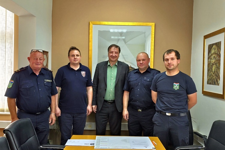 Gradonačelnik Škvarić: Samo dobro opremljeni, osposobljeni i visoko motivirani vatrogasci mogu obavljati svoju dužnost! Na sastanku s vatrogascima istaknute kapitalne investicije