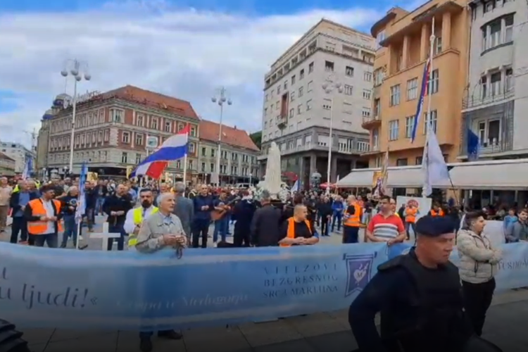 I ove subote molitelji su u akciji na glavnom zagrebačkom trgu, iznad njih LGBT zastave. Stigli su i prosvjednici