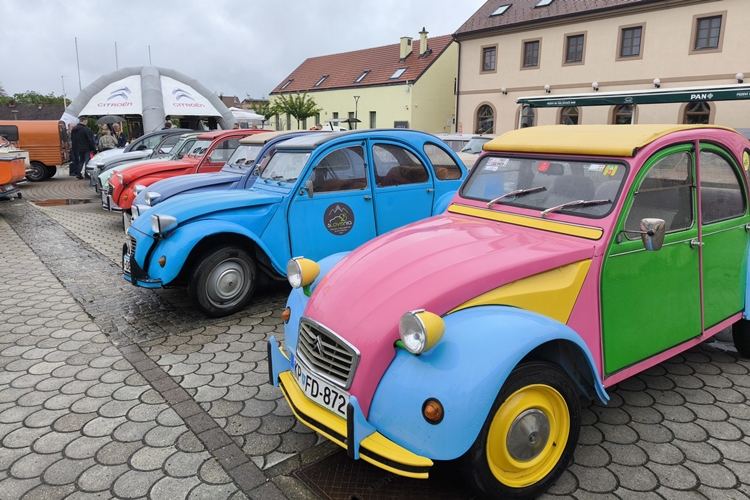 Ludbrežani na glavnom gradskom trgu razgledali izložbu starih Citroenovih vozila, pridružio im se i gradonačelnik Bilić