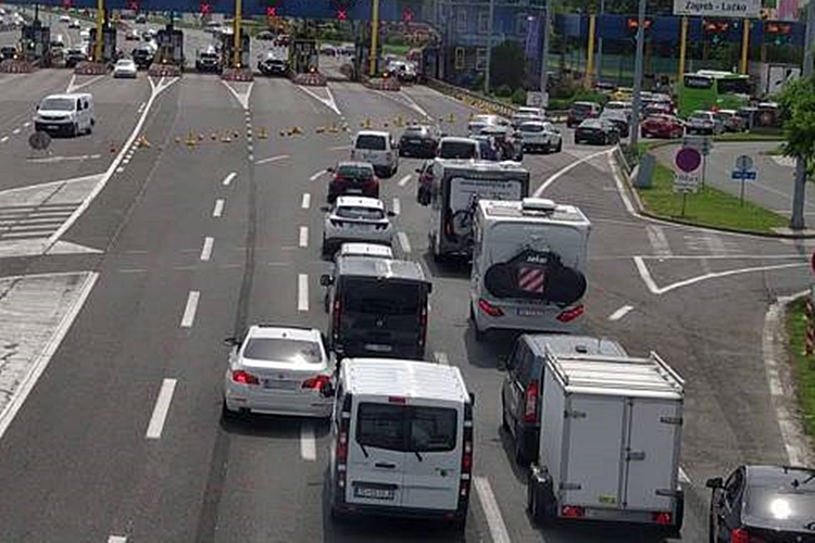 Prolazi produženi vikend: Kilometarske kolone na autocestama, zastoji…