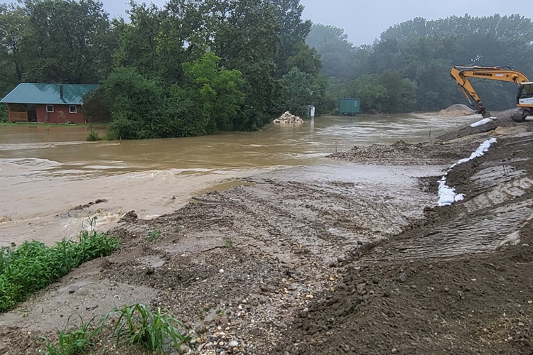 Rasinju pogodila velika poplava, u podrumu kuće pronađena mrtva žena